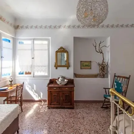 Traditional House Inside Filoti, Naxos Daire *